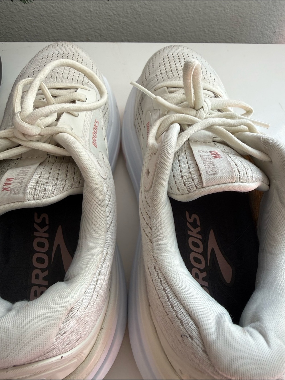 Brooks Ghost max Women size 8.5 Running Shoes — Cream with Light Pink Accents - Picture 5 of 8